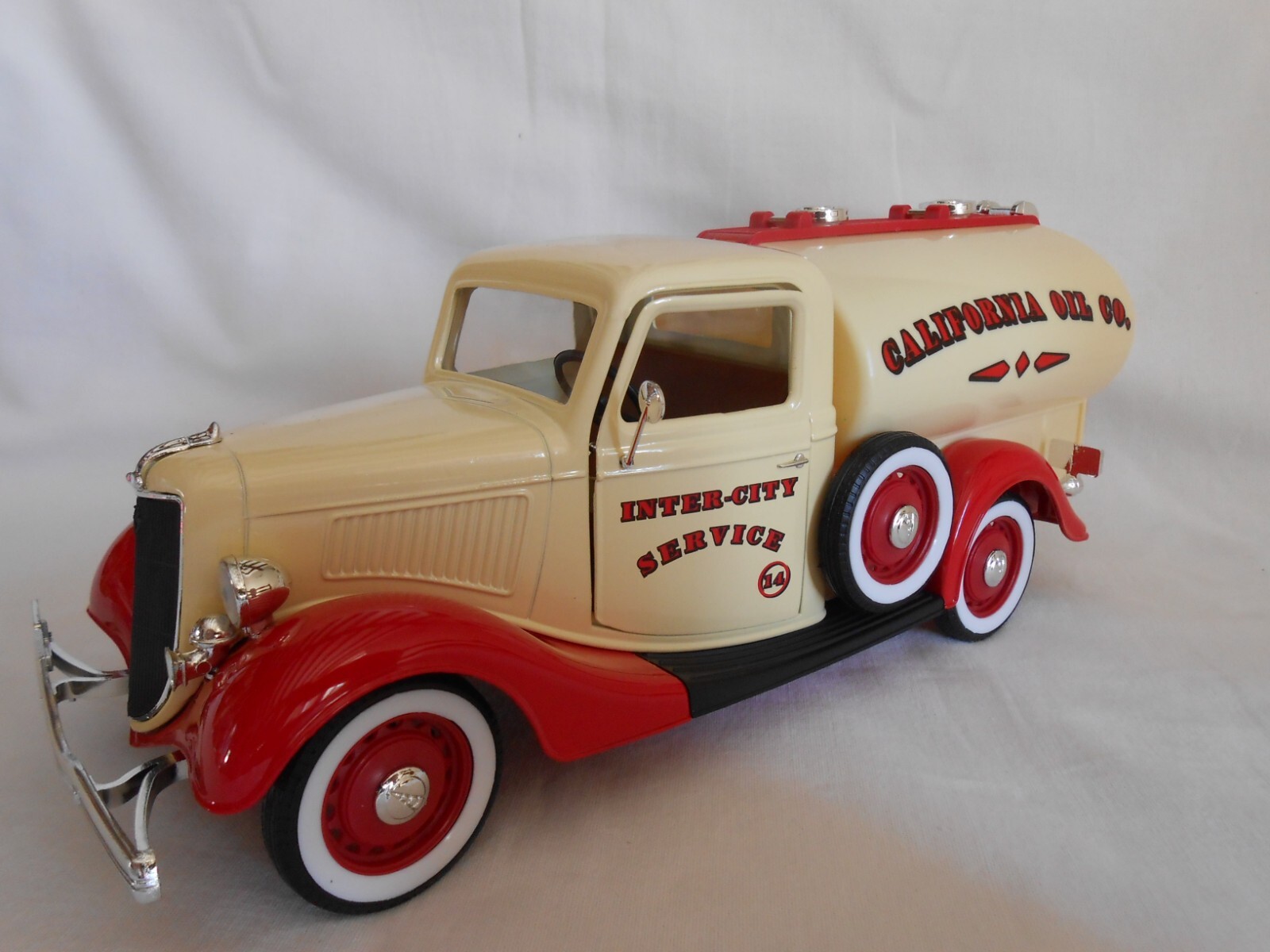 Ford V8 Citerne California Oil 1/18 Solido camion miniature rétro américain