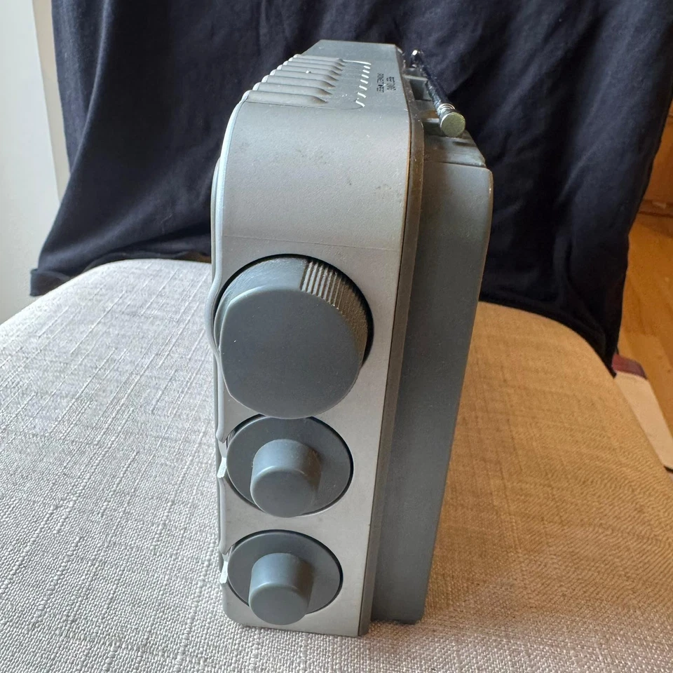 VTG SONY ICF-M770L Portable Radio FM AM LW Digital Tuning 28 Presets Grey, video - Image 4 of 4