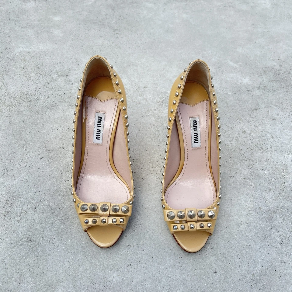 Miu Miu | Cinta de charol beige herrajes plateados tacones punta abierta (35) Foto 3 de 4