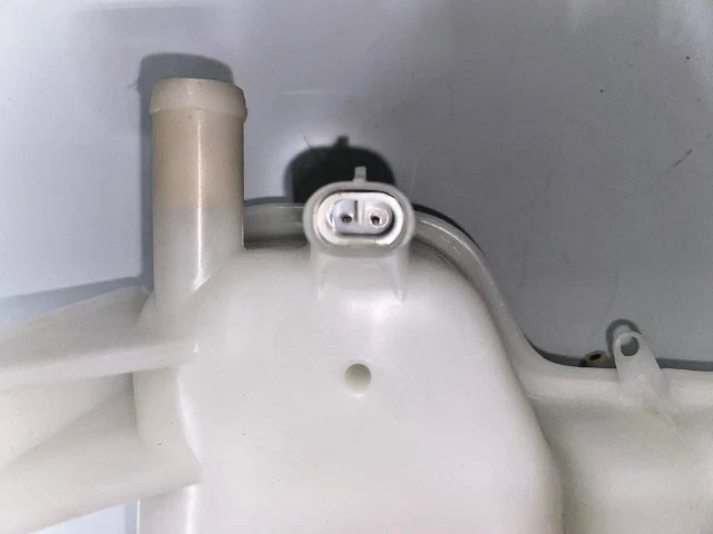 1995-2006 GENUINE GM RADIATOR SURGE TANK, NEW OEM PART, PART NUMBER 22712361 - Image 3 of 4