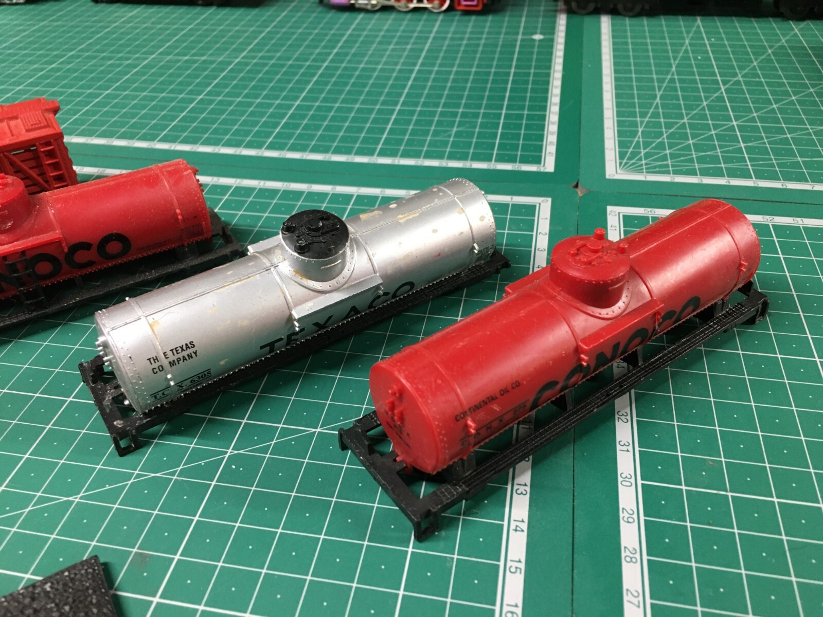 LifeLike Trains HO Scale Tank Cars Hopper Miscellaneous Rolling Stock