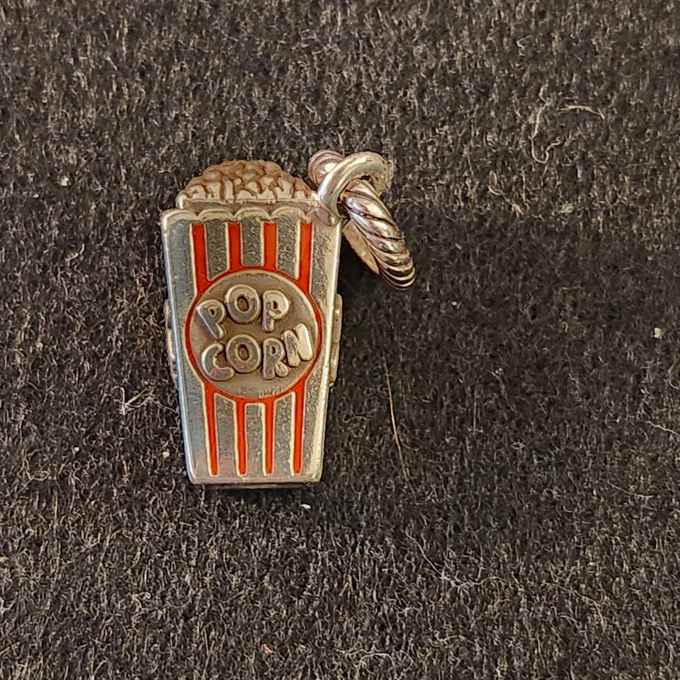 Caja de palomitas Brighton esmalte plateado y rojo encanto amante de la película RETIRADO Foto 2 de 2