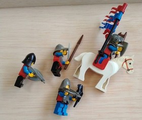 LEGO 6081 King's Mountain Fortress Castle Knights 4pcs with Horse Black Parrot