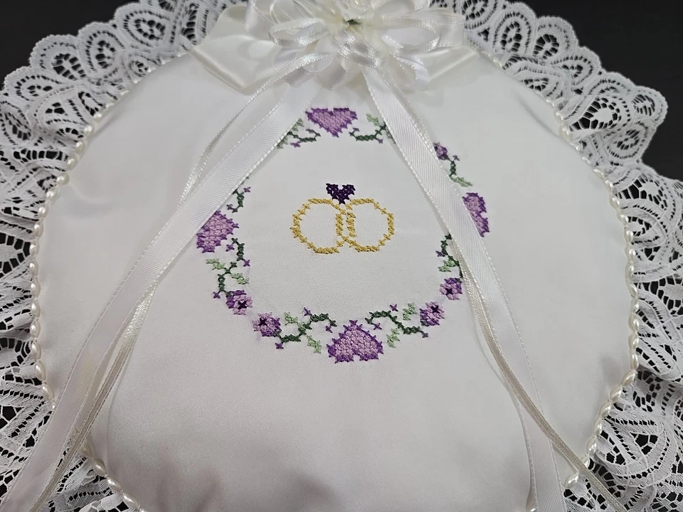 Travesseiro de anel de casamento redondo corações roxos acabamento de renda branca - Imagem 4 de 4