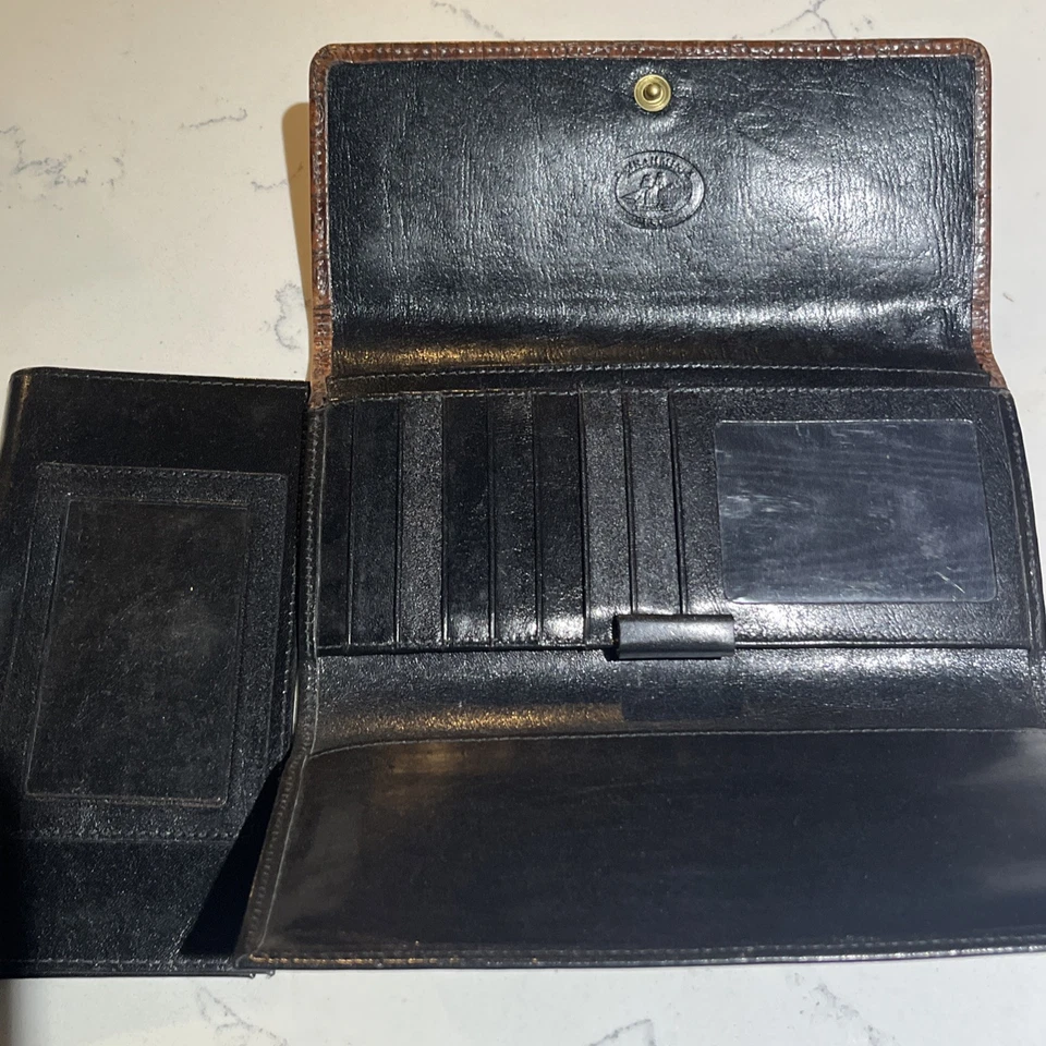 Cartera de chequera vintage Brahmin de cuero en relieve de cocodrilo negro y marrón triple pliegue Foto 4 de 4