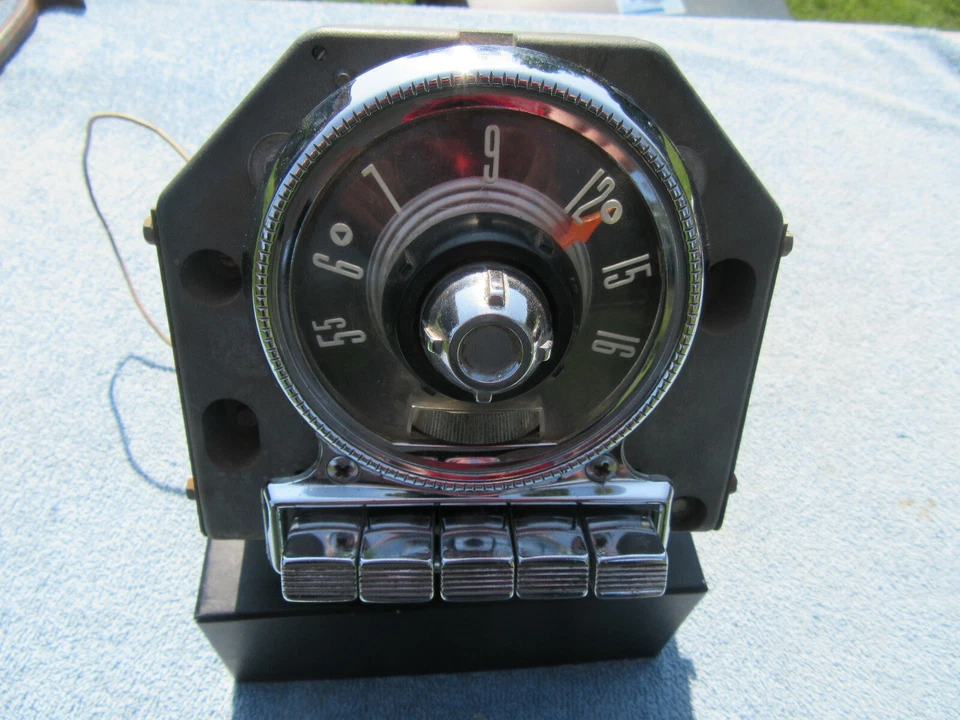 Radio de tablero Ford Car Crown Victoria 1955 con perillas cromadas Foto 2 de 4