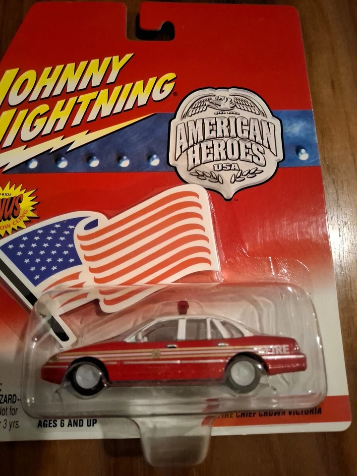 Johnny Lightning 1990 Ford Crown Victoria-Fire Chief Diecast 🔥A10 - Image 4 of 4