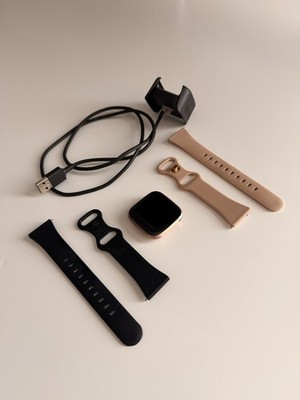 Fitbit Versa 2 mit Ladegerät und Zubehör