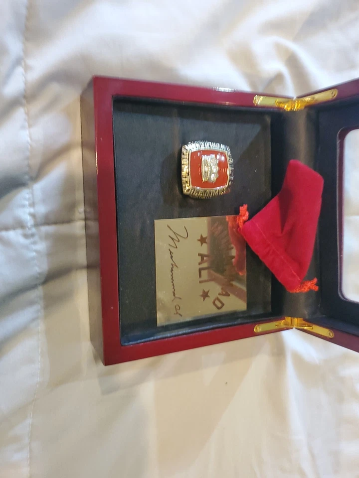 ANILLO CAMPEONATO MUNDIAL MUHAMMAD ALI EN CAJA PERSONALIZADA Foto 2 de 4