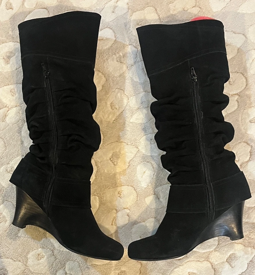 Botas hasta la rodilla de gamuza Naughty Monkey con tacón de cuña talla 9 Foto 2 de 4