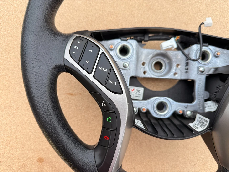 Volante Hyundai Elantra 2011-2016 con interruptor de control de crucero de audio OEM Foto 2 de 4