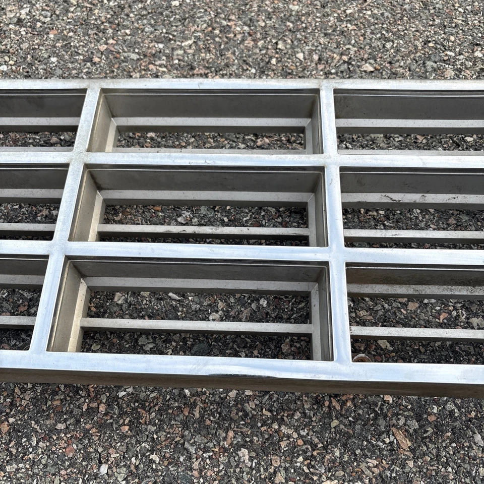 1981-85 道奇 D150 d250 ram grill 插件 oem 二手 — 第 3/4 张图片