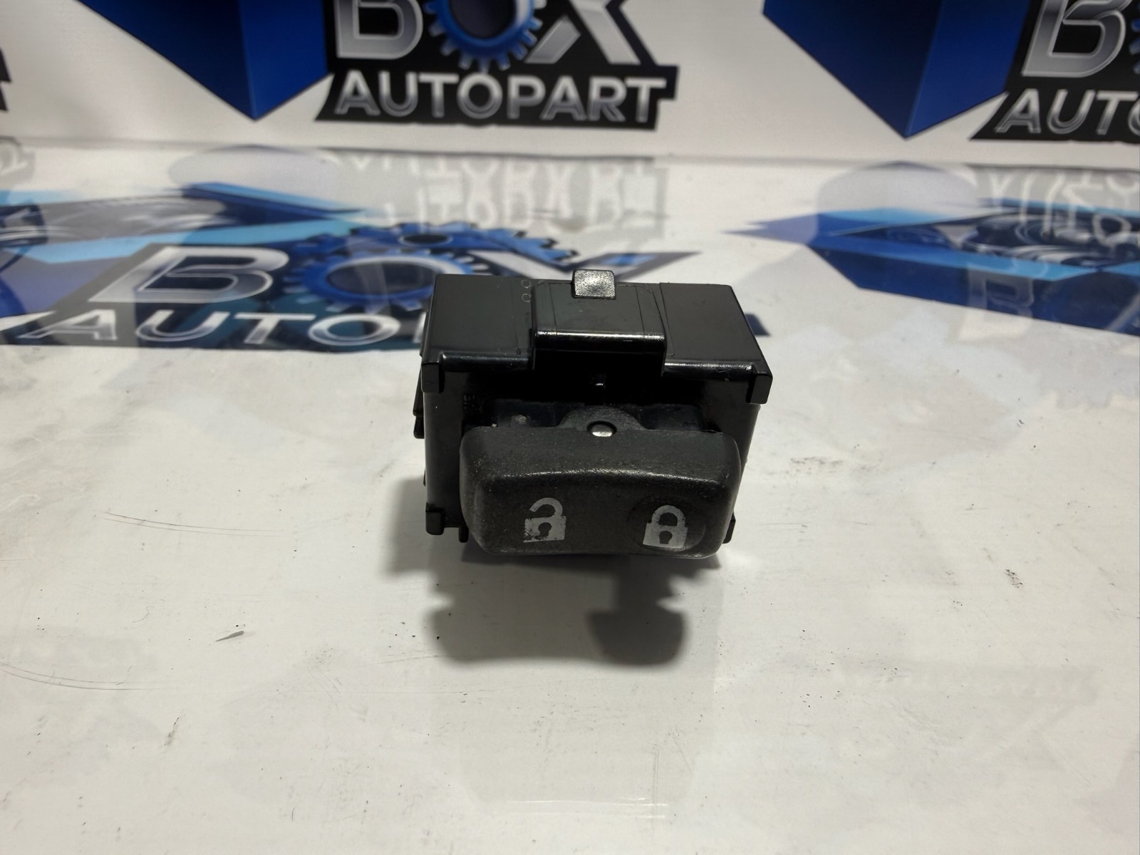 2009-2013 TOYOTA COROLLA FRONT RIGHT SIDE DOOR LOCK BUTTON SWITCH OEM