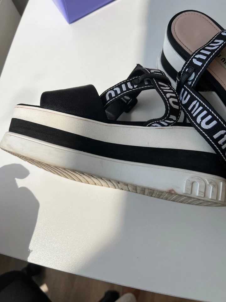 Sandalias de cuña Miu Miu negras de nailon con plataforma y correa en el tobillo con logotipo talla 5 Foto 4 de 4