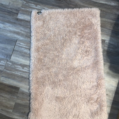 UGG Aussie Decorative Rug 2’ X 5’ (60 cm x 152 cm) Soft PINK Brand - Picture 3 of 3