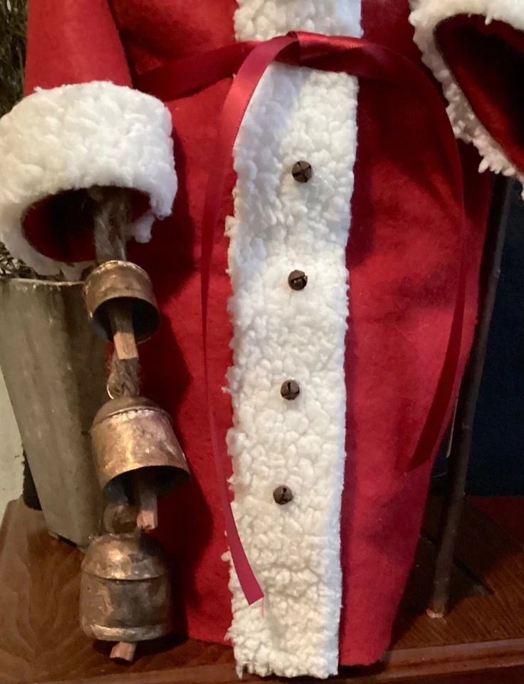 Papá Noel primitivo hecho a mano sosteniendo campanas de Navidad Foto 3 de 4