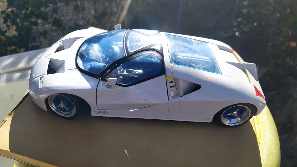 Modellino Auto Ford Gt90 - Scala 1:18 - Marca Maisto - Immagine 2 di 4