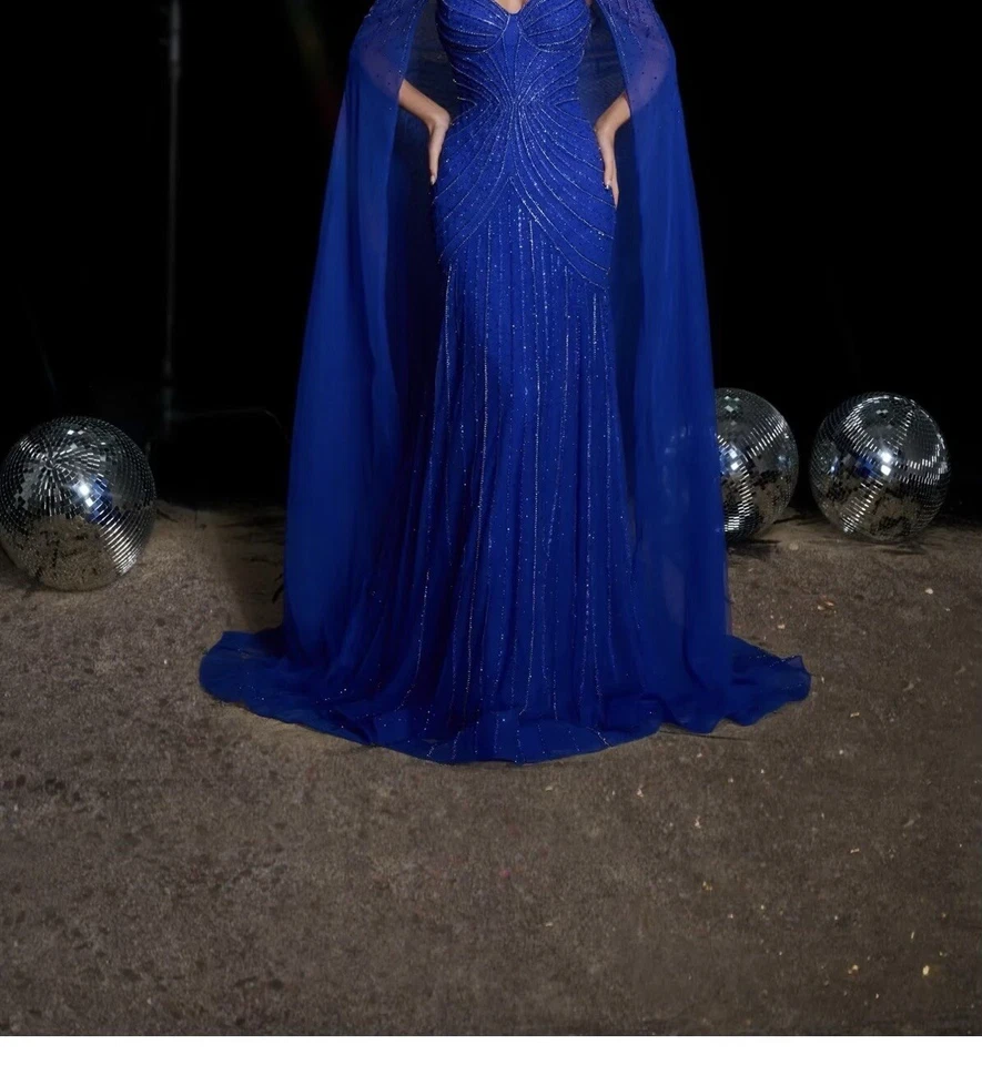 Vestido de noite Luscious Delia estilo HM096 azul royal totalmente frisado com capa. - Imagem 4 de 4