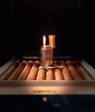 Accendino Rothschild, colore oro, ottime condizioni, a tenuta di gas, perfettamente funzionante