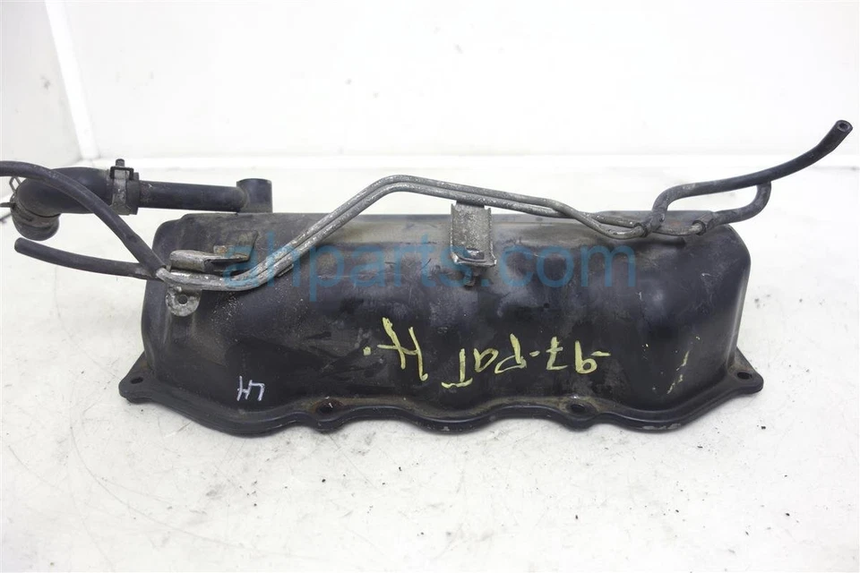1996-1998 Nissan Pathfinder 3.3L Driver Side Valve Cover 13265-0W000 - Image 3 of 4