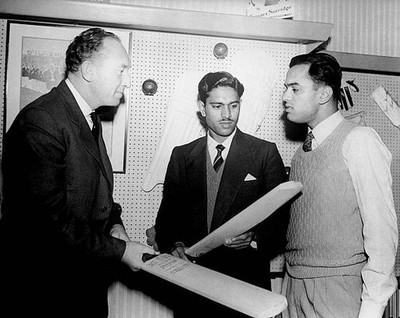 Stuart Surridge ex Surrey captain Chandu Borde Arvind Apte discuss- Old Photo