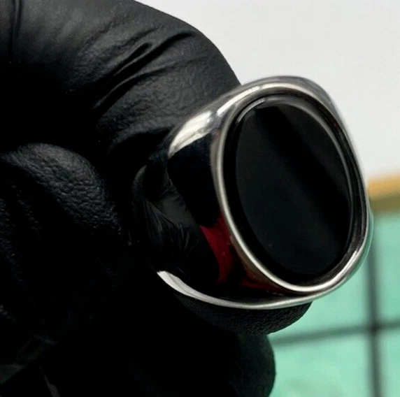 ANELLO UOMO PIETRA NERA OVALE IN ONICE LISCIO COLOR ARGENTO ACCIAIO INOSSIDABILE - Immagine 2 di 4