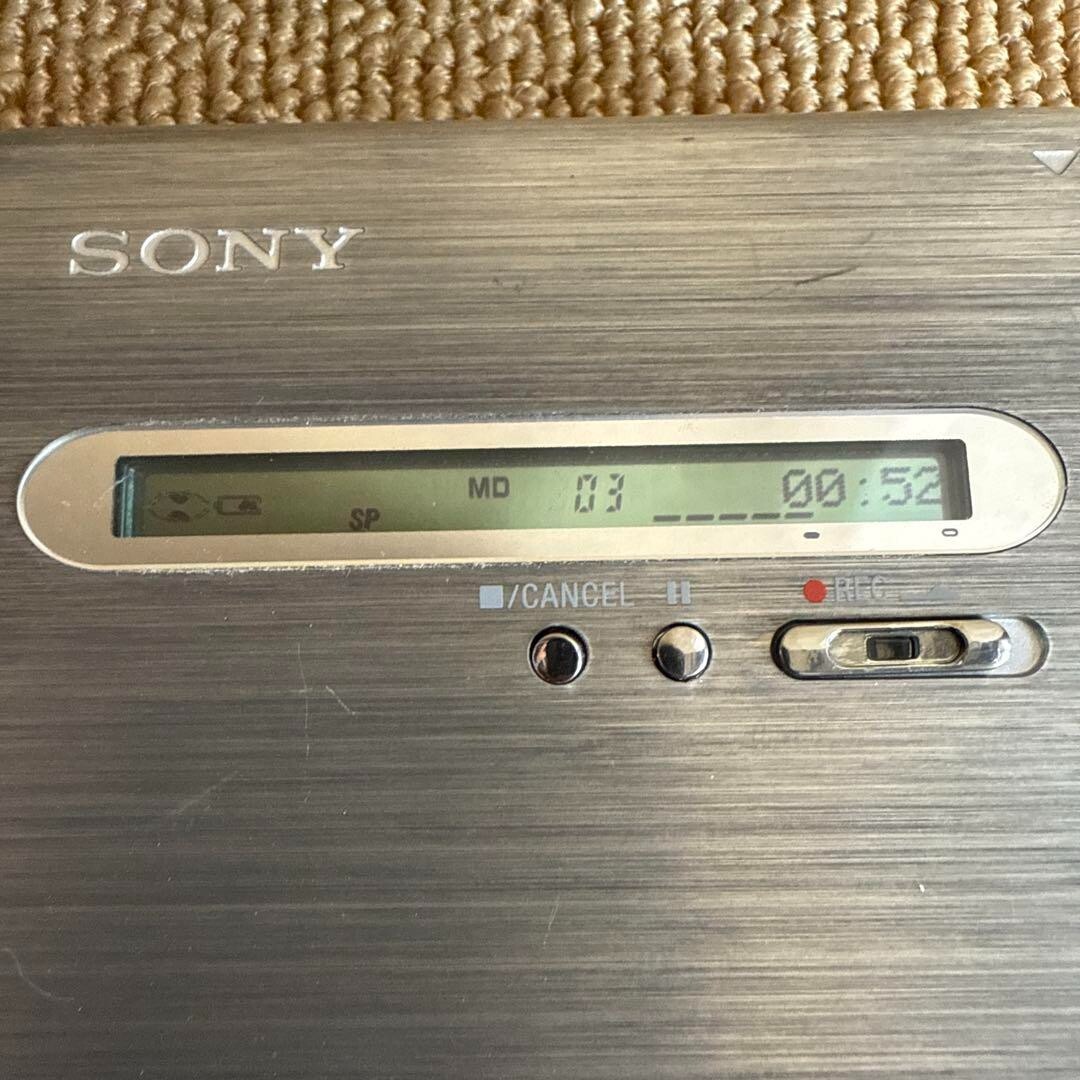 ポータブルプレーヤー SONY Hi-MD WALKMAN MZ-NH1 2560px-Sony_MZ-NH1_Hi-
