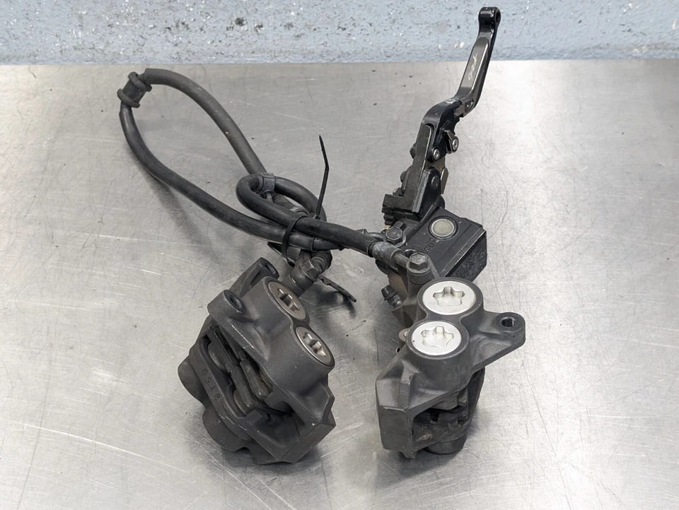 YAMAHA FZ6R 2004-2009 OEM SISTEMA DE FRENOS DELANTEROS CILINDRO MAESTRO JUEGO PAR PINZAS Foto 3 de 4