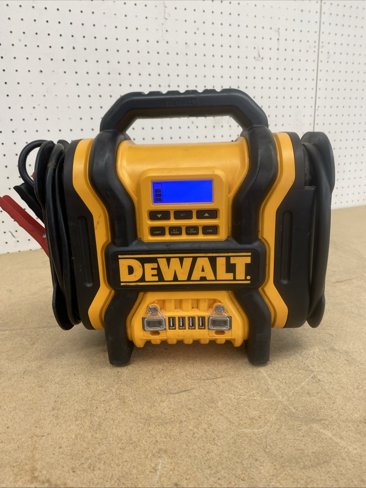 DEWALT 2000 Peak Amp Jump Starter **Compressor DOES NOT WORK&NO CHARGER**