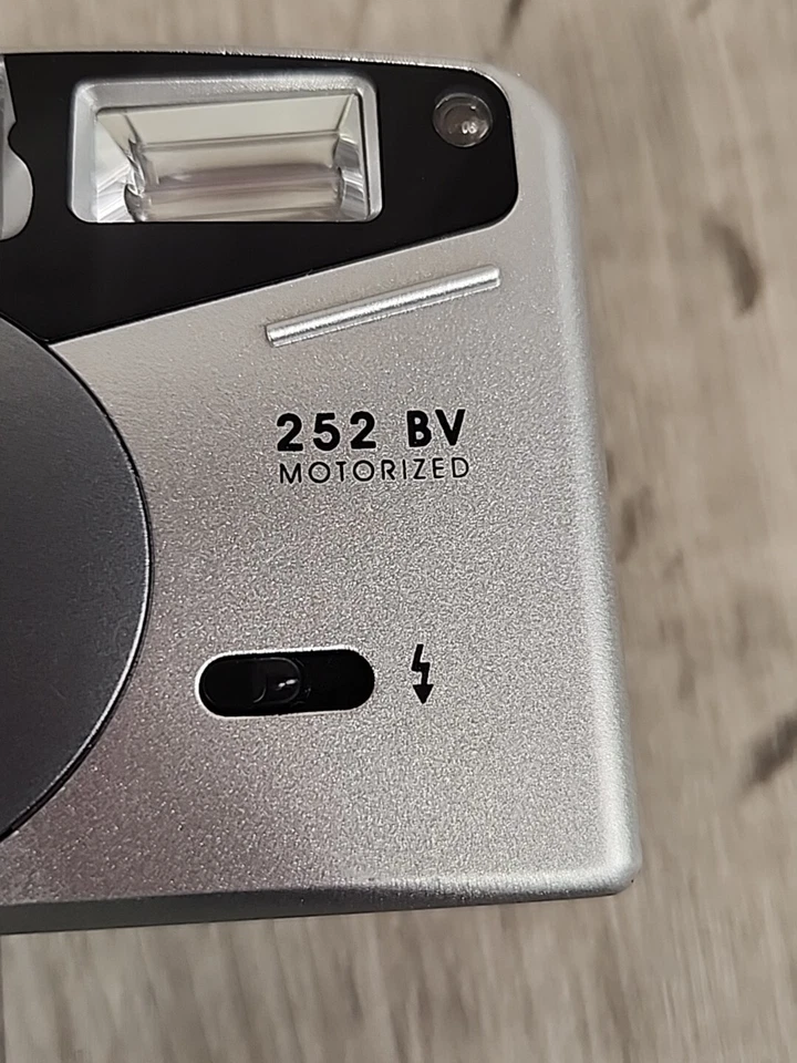 Polaroid 252 BV Motorized 35mm 1/8 Lens Film Point & Shoot Camera Silver - Image 4 of 4