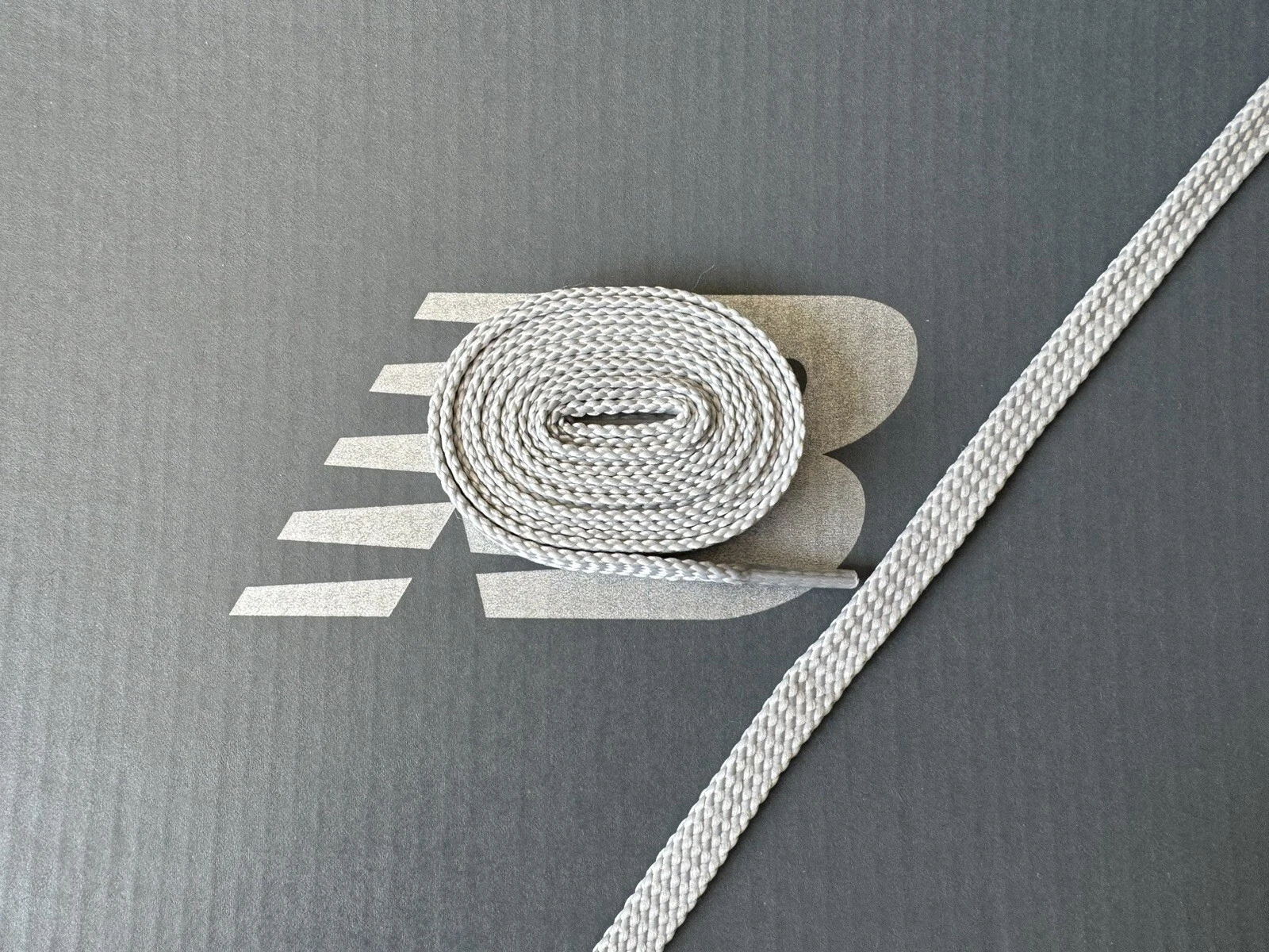 New Balance Lacci Piatti Tessuto Grigio Chiaro Lunghezza 120cm Larghezza 9mm