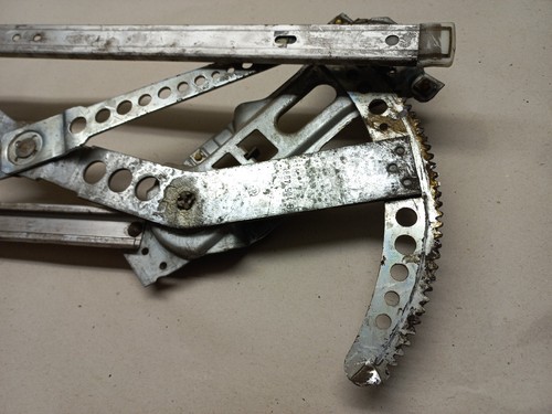BMW E28 FRONT RIGHT MANUAL WINDOW LIFTER / REGULATOR 18679040 - Picture 6 of 8