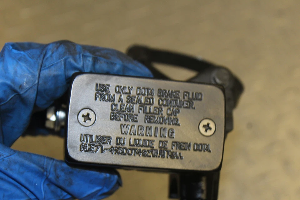 ГЛАВНЫЙ ЦИЛИНДР ПЕРЕДНЕГО ТОРМОЗА 2007 SUZUKI BANDIT 1250S GSF1250S - Изображение 2 из 4