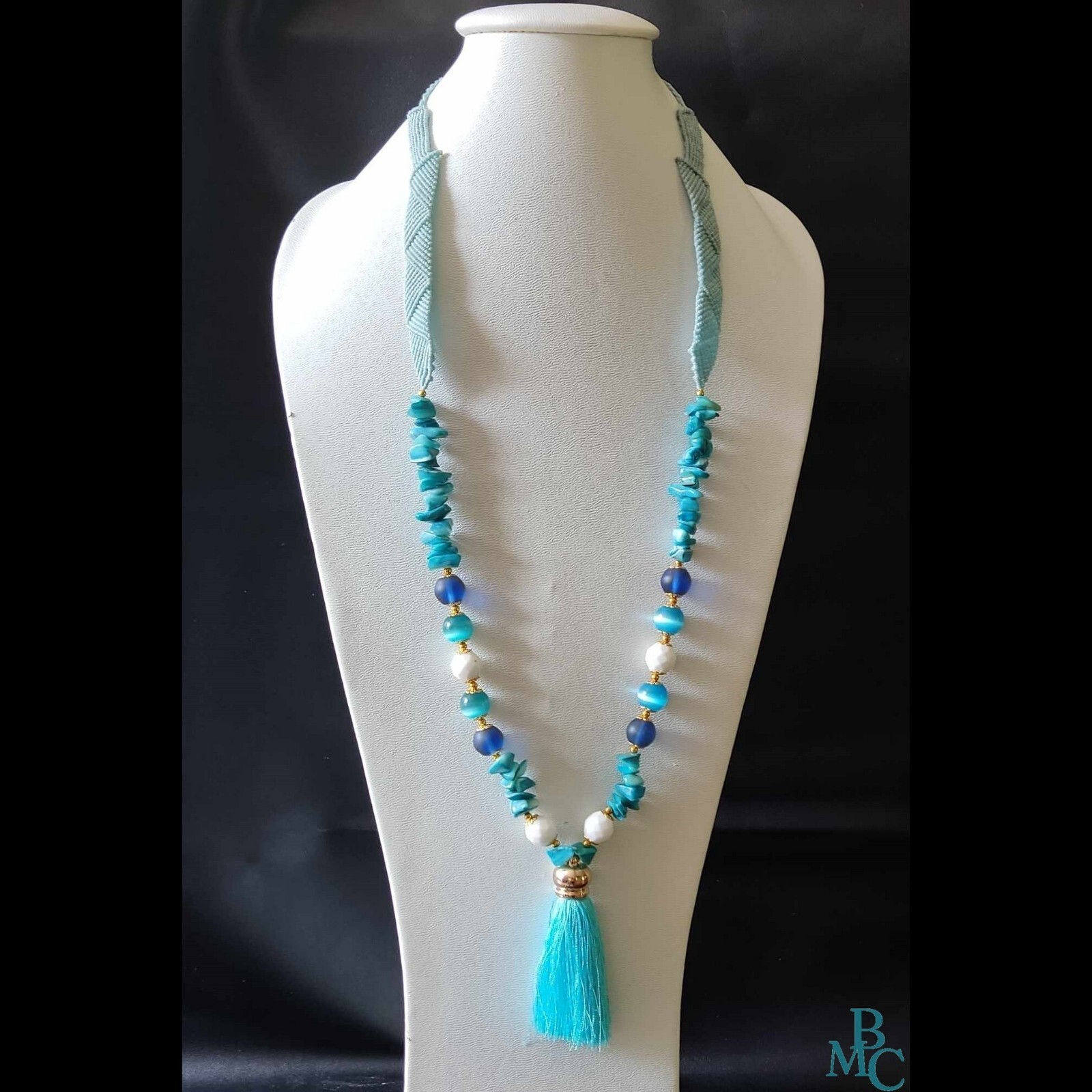 Collier bleu et blanc en micro macramé : bijou artisanal fait main d'exception