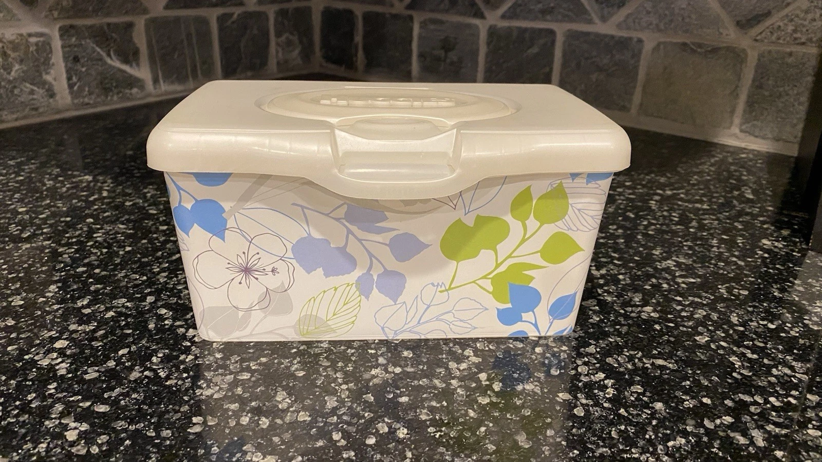 Huggies EMPTY Baby Wipes 2011 Blue Green Gray Leaves Flower Dispenser Container
Opens in a new windo