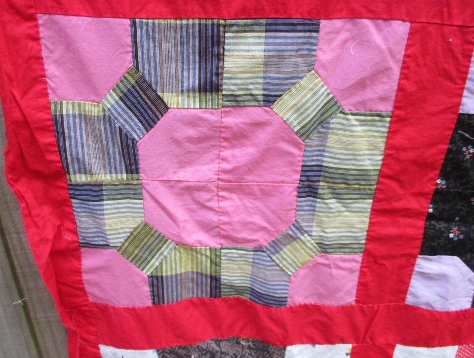 Vintage 1940's Bowtie Wreath Quilt Top.  Hand Pieced. Sized 75" X 86" - Image 4 of 4