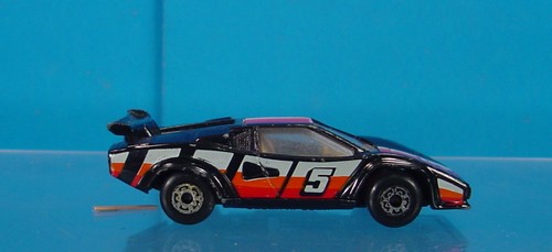 MB-321-1985 MATCHBOX LAMBORGHINI COUNTACH LP 500S #5 SCHWARZ MIT FARBIGEN STREIFEN