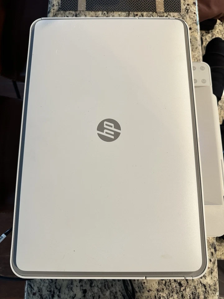 Impresora y escáner inalámbricos todo en uno HP Envy 6055e de inyección de tinta blanca Foto 4 de 4