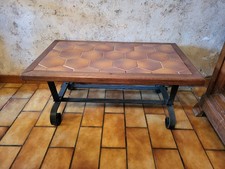 Table basse de salon en carrelage sur le plateau et en fer forgé pour les pieds