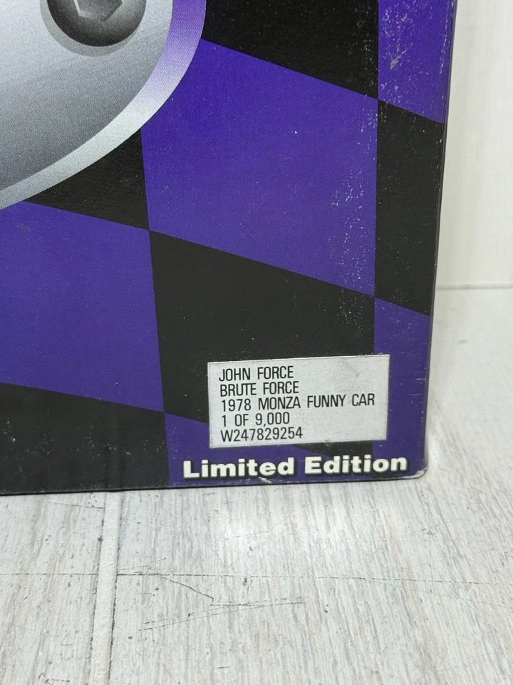 Action Platinum Series John Force Brute Force 1978 Monza Funny Car escala 1:24 Foto 3 de 4