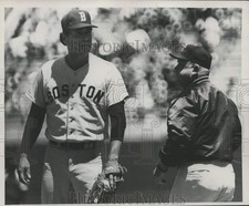 1982 Press Photo Boston pitcher Mike Torrez talks with manager Don Zimmer.