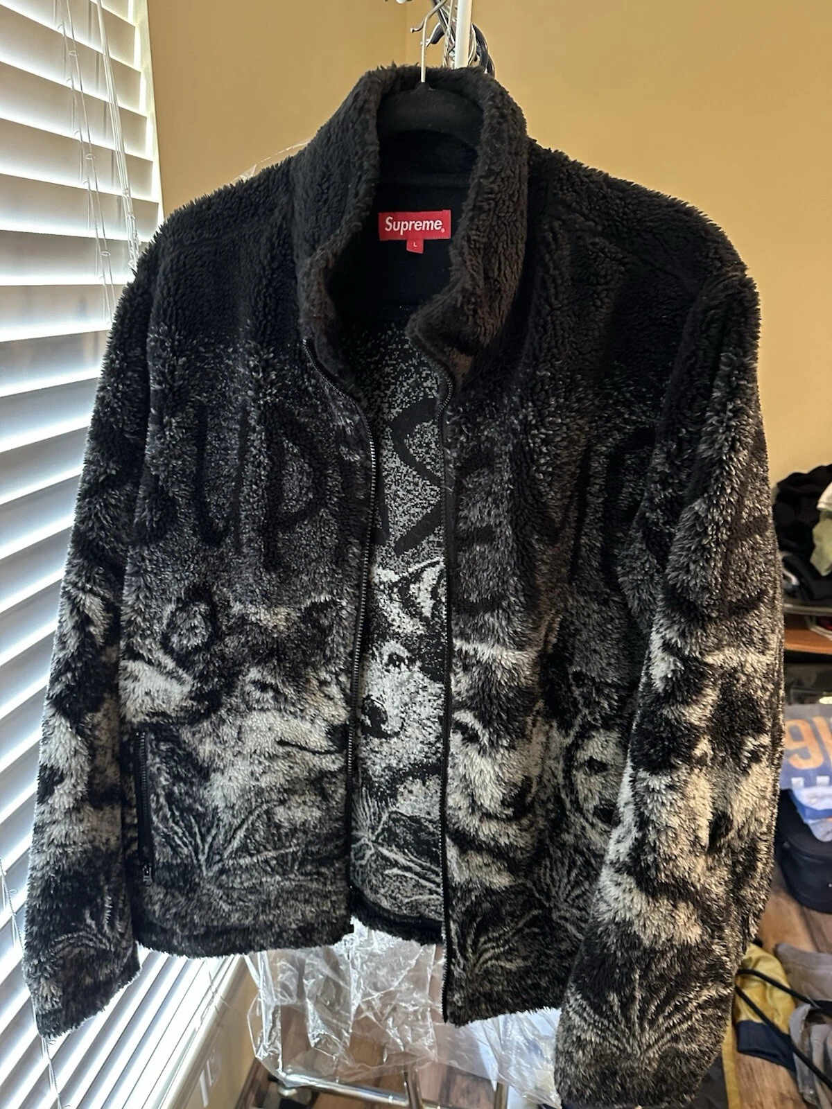 Veste polaire zippée suprême motif loups très bon état 