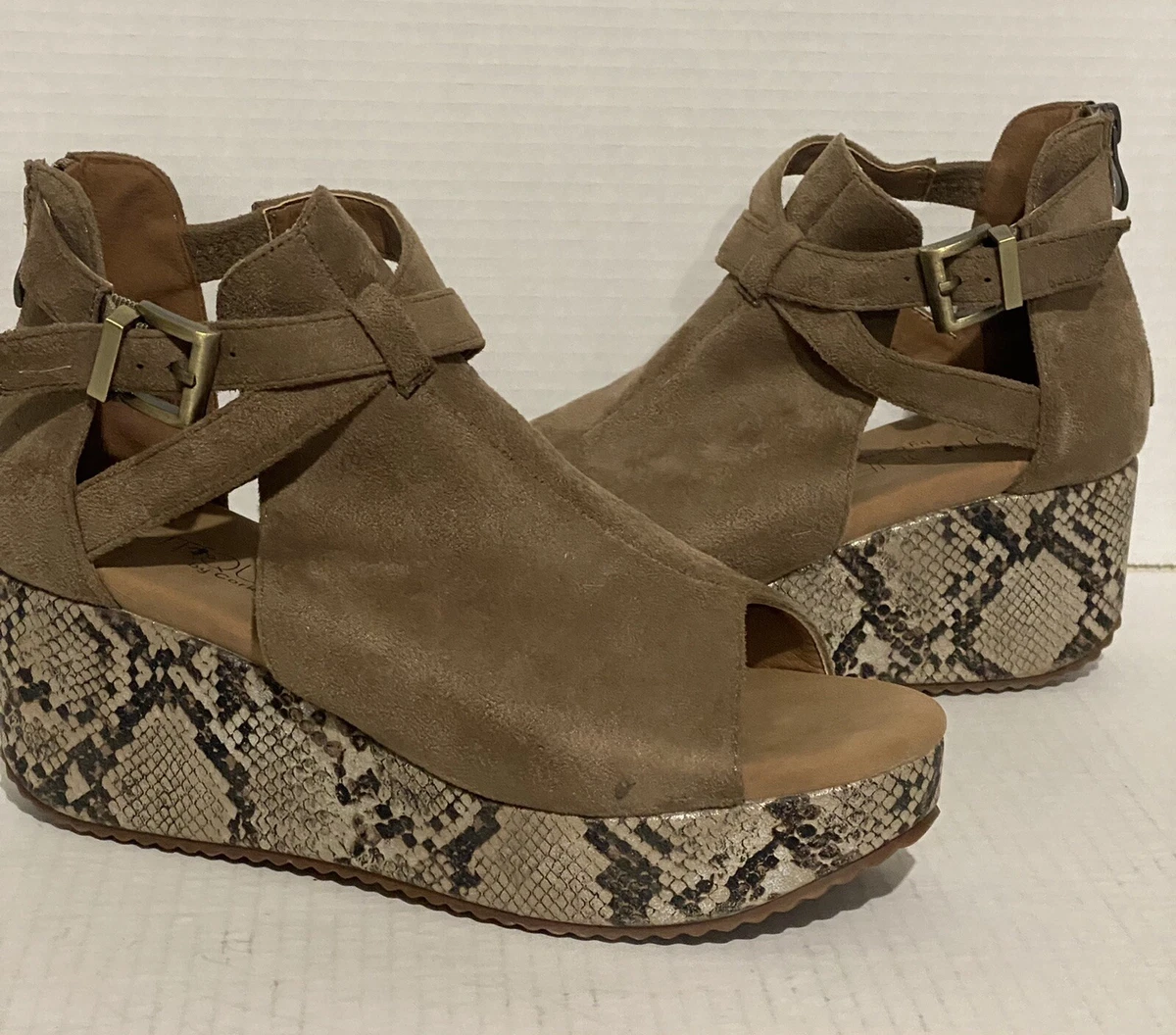 Boutique by Corkys Felton Wedge Sandal Tan Suede Snake Print Size