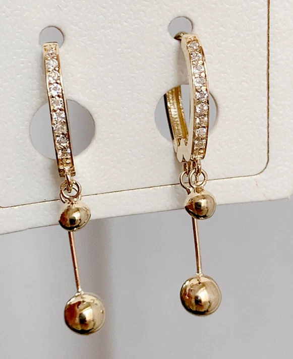 Pendientes colgantes colgantes de diamantes creados en laboratorio de 1,40 quilates de corte redondo enchapados en oro amarillo de 14 quilates Foto 2 de 4