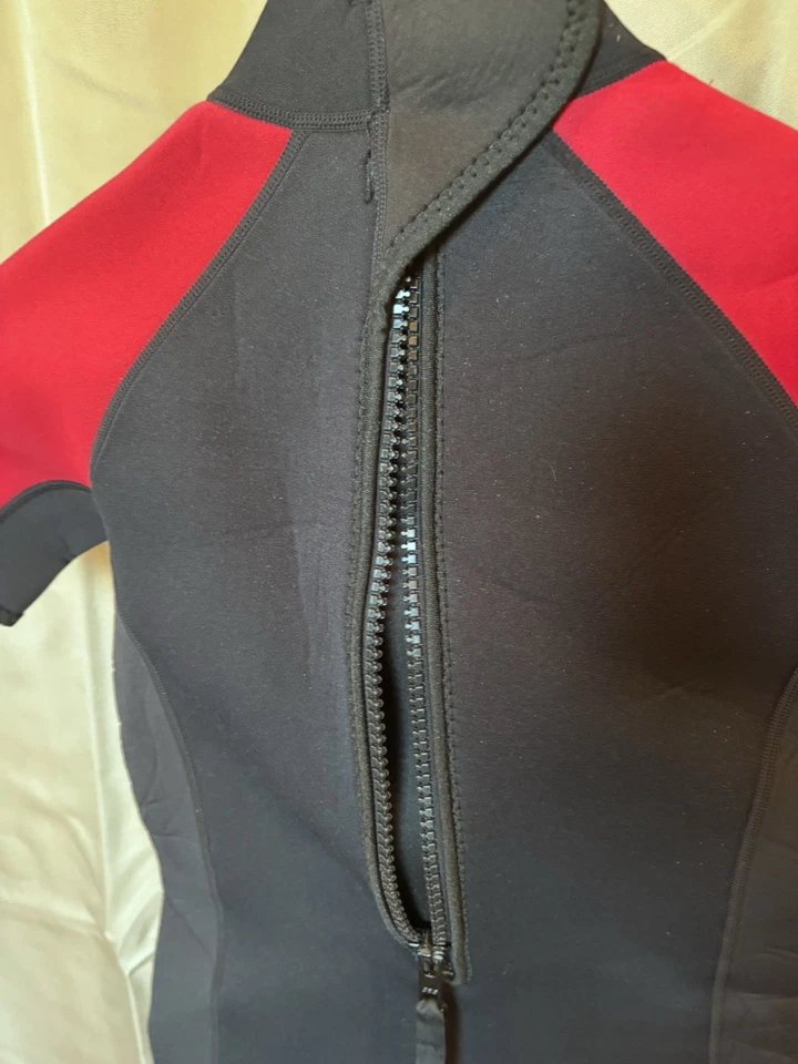 Traje de neopreno Dark Lightning juvenil corto rojo negro niños talla 12 surf usado en excelente estado Foto 2 de 4