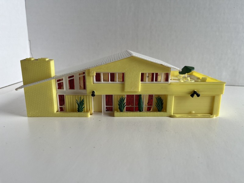 BACHMANN - HO - Contemporary House - Yellow & White Building 2932 - Assembled!