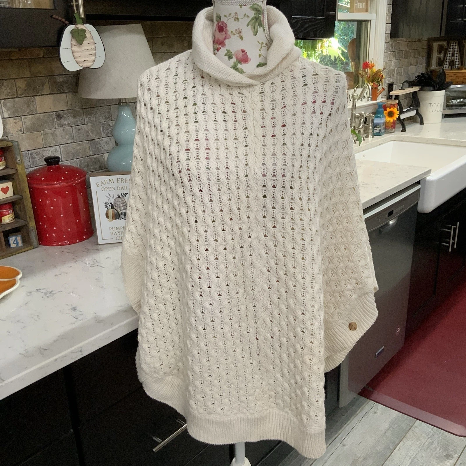 Talbots Women’s Cream Sweater Cape Poncho Size S/M Cream Chunky Cable Knit