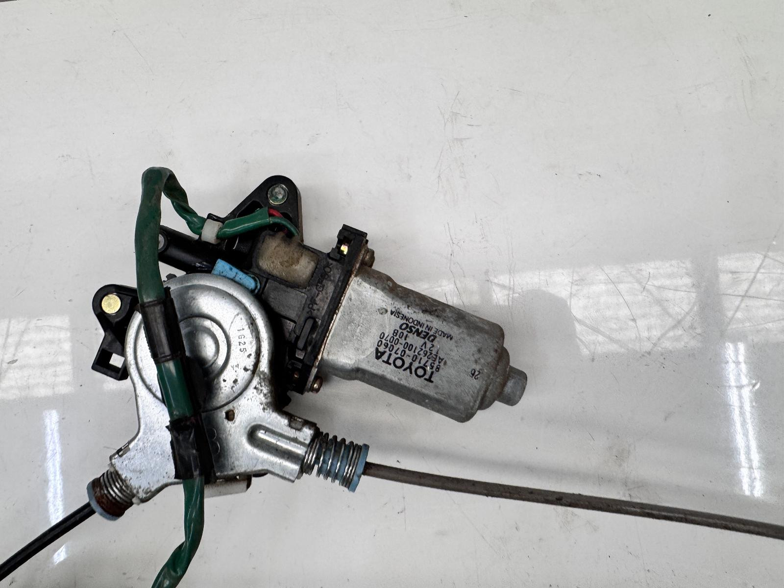 Toyota Avalon Right Rear Window Regulator MCX10 07/2000-06/2005 - thumbnail 2