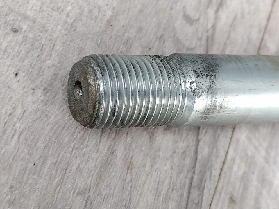 98-06 Suzuki Katana 600/750. Eje de rueda delantera usado de fábrica con espaciador. Foto 3 de 4