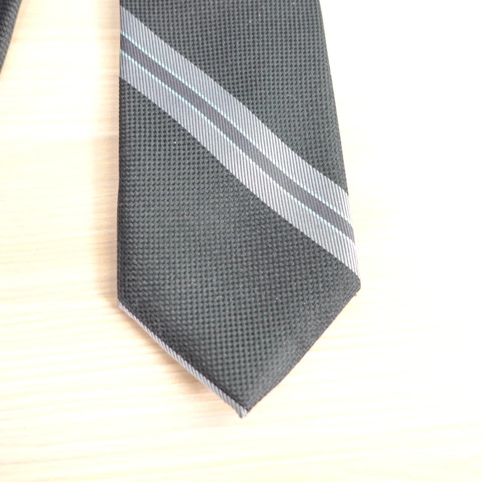 Corbata de cuello ajustada para hombre a rayas negras seda texturizada diseñador moderno WILLIAM RAST Foto 3 de 4